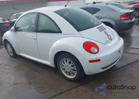 2010 Volkswagen New Beetle 2.5L Final Edition z USA, uszkodzony, nr VIN 3VWPW3AG9AM000228